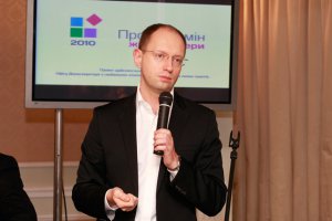 Партия Яценюка заработала 300 миллионов гривен за год