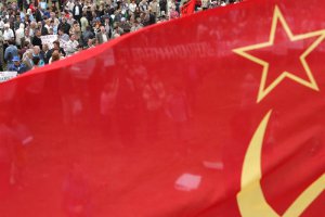 Во Львове вопреки запрету на улицу вынесли красный флаг