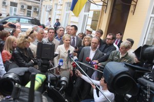 Тимошенко назвала суд фарсом и покинула его