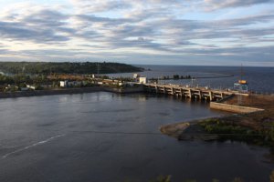 Водолазы подняли со дня Киевского водохранилища 1,5 тонны мусора