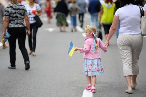 Половина граждан Украины дома общаются на украинском языке