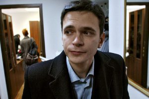 Суд не стал освобождать Яшина, но разрешил допросить по его делу Навального