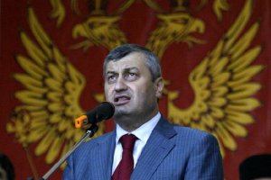 Президент Південної Осетії пішов у відставку, як і обіцяв