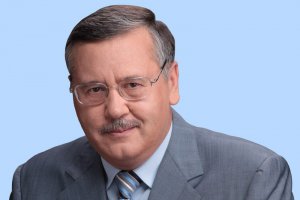 Гриценко: Янукович направляє українських солдатів туди, куди Захід своїх відрядити не наважиться