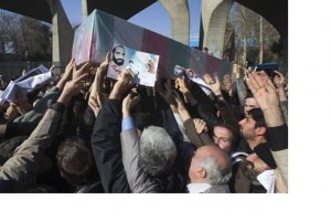 На похороны ученого-ядерщика в Тегеране пришли десятки тысяч человек