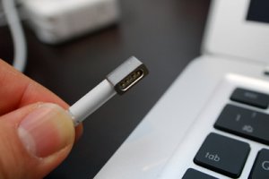 Магнитные разъемы с MacBook могут перекочевать на iPhone и iPad