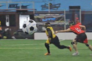 В США изобрели «футбол будущего», вооружив игроков электрошокерами (видео)