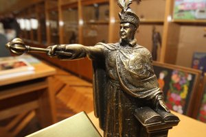 На київській виставці покажуть вишиванки Ющенка і книги Януковича