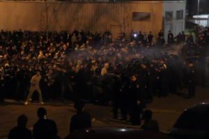 В ходе столкновения футбольных фанатов с милицией в Днепропетровске ранены 8 беркутовцев. Более 60 болельщиков задержаны (видео)