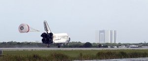 Американський шаттл Discovery здійснив прощальне коло в небі