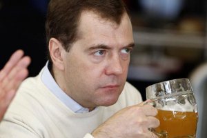 Западные СМИ о Медведеве: Даже «пропитанный водкой» Ельцин был убедительнее