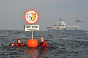 Активисты Гринпис преградили путь ледоколу, нанятому для добычи нефти в Арктике (видео)