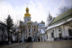 В Киево-Печерской Лавре обнаружили необычную статуэтку под куполом колокольни (фото)