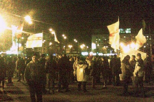 Учасники мітингу залишилися під ЦВК на ніч і чекають футбольних фанатів