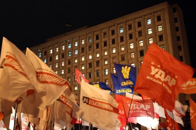 Опозиція припиняє мітинги проти фальсифікації виборів біля будівлі ЦВК