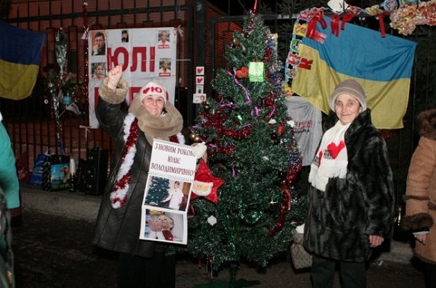 Под окнами больницы Тимошенко устроили рождественский вертеп