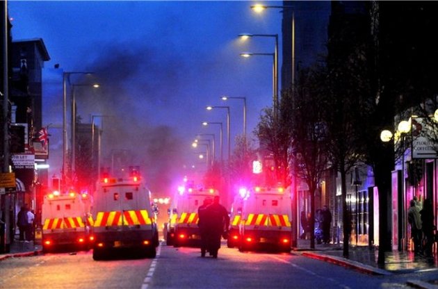 В Ольстері вже три ночі поліцейські намагаються стримати демонстрантів