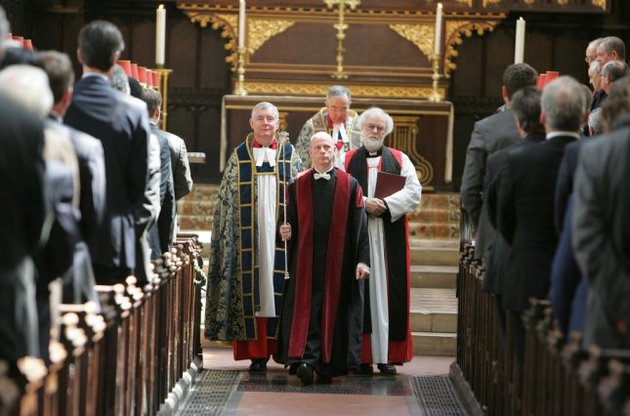 Англиканская церковь разрешила возводить гомосексуалистов в сан епископов