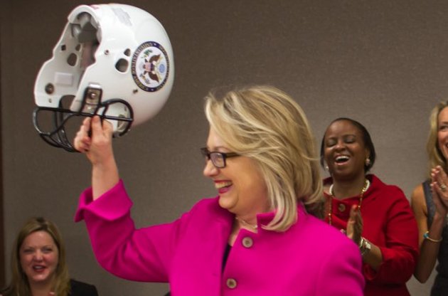 Клинтон вернулась на работу: коллеги подарили ей шлем для американского футбола