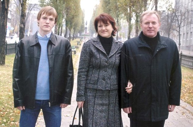 Алексей Ризак с отцом и матерью
(Фото из семейного альбома)