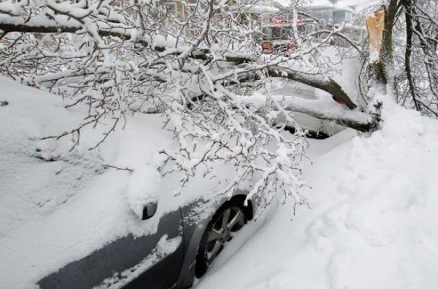 Азаров закликав комунальні служби підготуватися до нових снігопадам