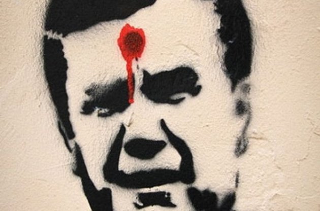 Жителя Сум приговорили к году тюрьмы за граффити с Януковичем