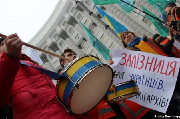 Залізничники погрожують зупинити потяги