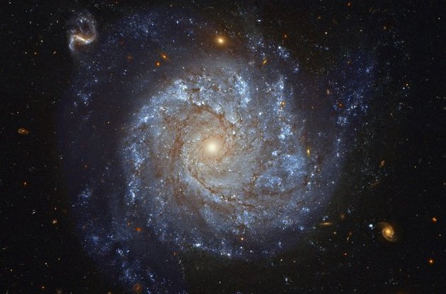 "Хаббл" сфотографировал спиральную галактику на берегу "небесной реки"