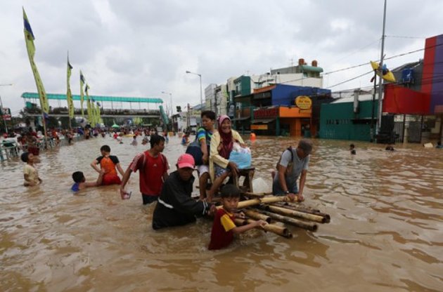 Повінь у Джакарті: вода піднялася на 3 метри, затоплено палац президента