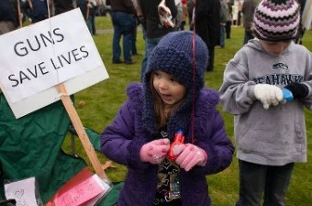 В США прошли десятки демонстраций против ограничения оборота оружия