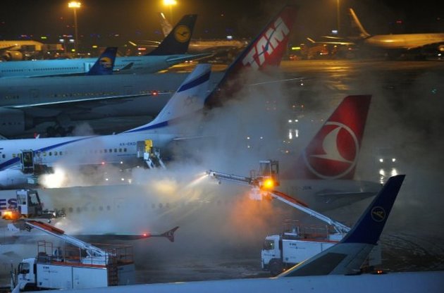 В Европе из-за снега и ледяного дождя отменены сотни авиарейсов