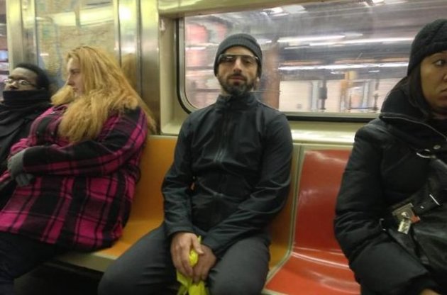 Основателя Google "засекли" в метро Нью-Йорка в очках-компьютерах
