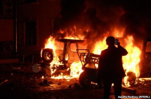 Массовые беспорядки в Азербайджане: толпа сожгла отель и три VIP-машины