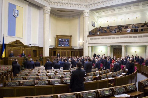 Три оппозиционные фракции передали в Раду 158 подписей для созыва внеочередной сессии (документ)