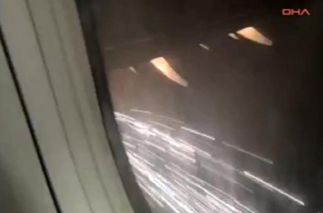 Турецкий самолет загорелся после удара молнии, но успешно приземлился