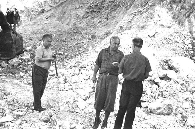 Академіки О. С. Поваренних, Є. К. Лазаренко (Україна), І. Костов (Болгарія)
під час екскурсії учасників VII з’їзду Карпато-Балканської геологічної асоціації.
Болгарія, 1967 р.