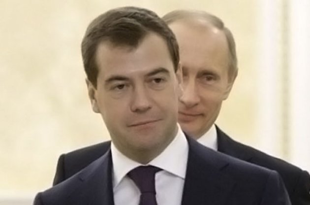 Медведев попросил не верить, что все решения в России принимает Путин