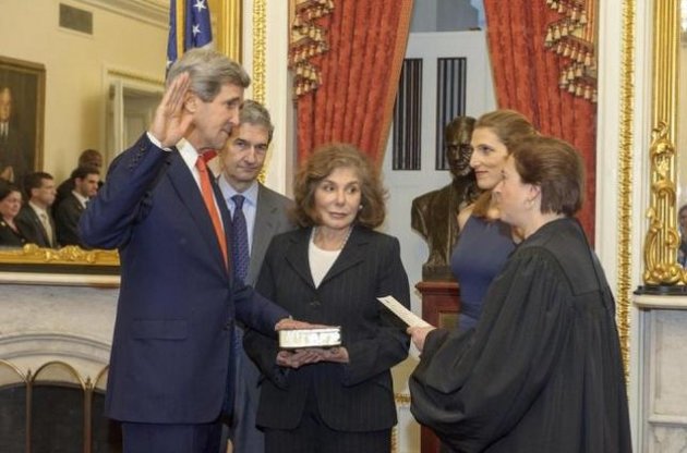 Джон Керрі приведений до присяги. Біблію тримала його дружина Тереза