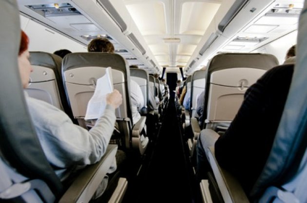 У РФ можуть заборонити проносити алкоголь у літак