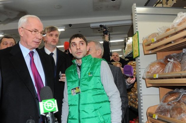 Азаров лично убедился, что подорожание хлеба в Киеве - это &quot;только слухи&quot;