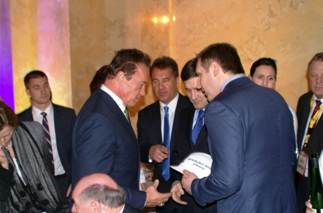 Донецький губернатор подарував Шварценеггеру шахтарську каску (ФОТО)