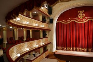 "Театр корифеев" или супермаркет?