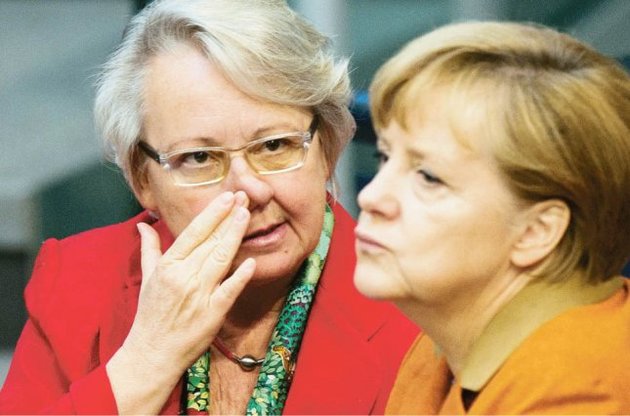 Уличенная в плагиате министр образования Германии подала в отставку