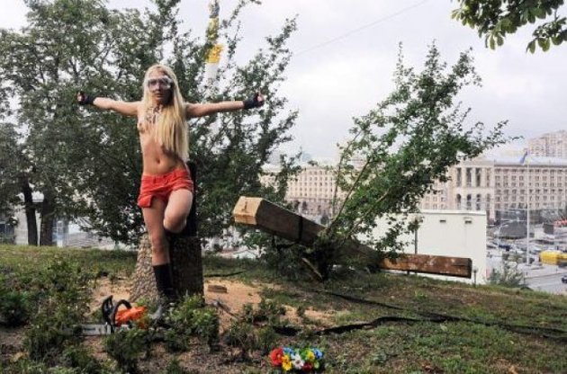 FEMEN спилили крест над Майданом