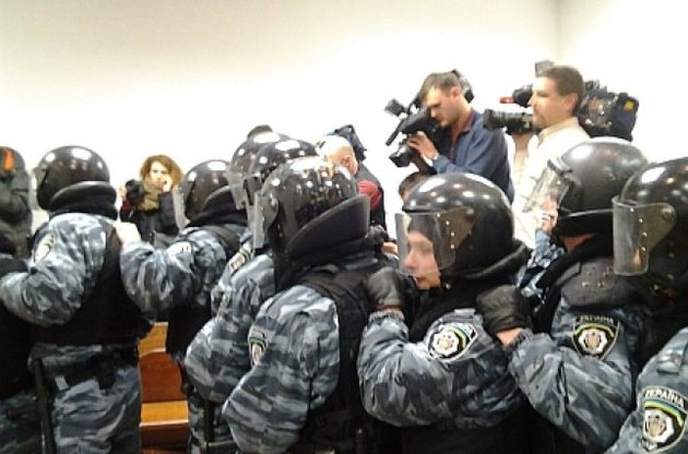 "Беркутівці" силою вивели депутатів із залу засідань Апеляційного суду Києва