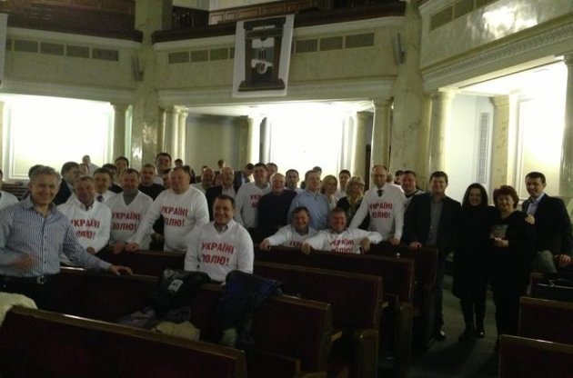 Оппозиция будет ночевать в Раде