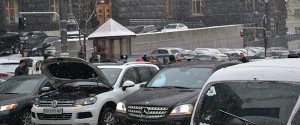 Водительский протест: возле Кабмина одновременно "сломались" десятки машин