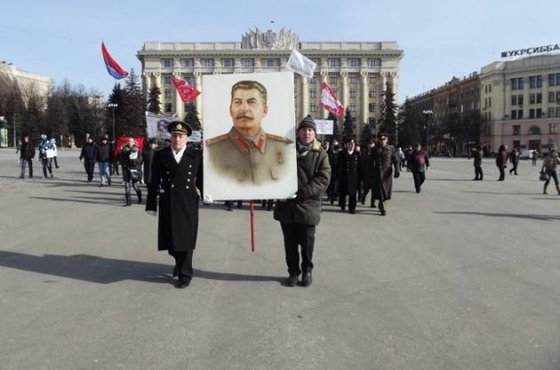 На центральную площадь Харькова 23 февраля вынесли портрет Сталина