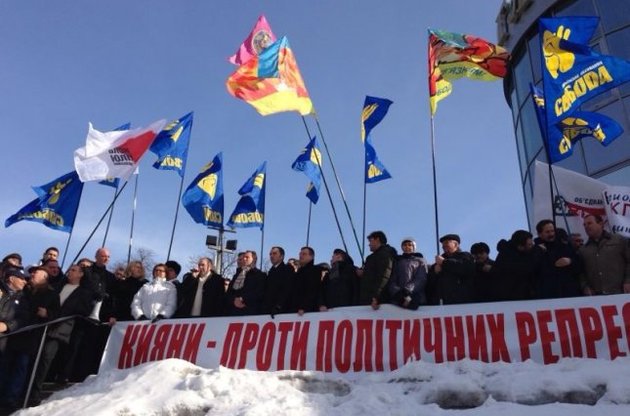 Оппозиционеры на Майдане "изгнали" Януковича из ЕС и поставили вместо него женщину