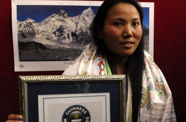 Альпинистка из Непала в течение недели дважды покорила Эверест